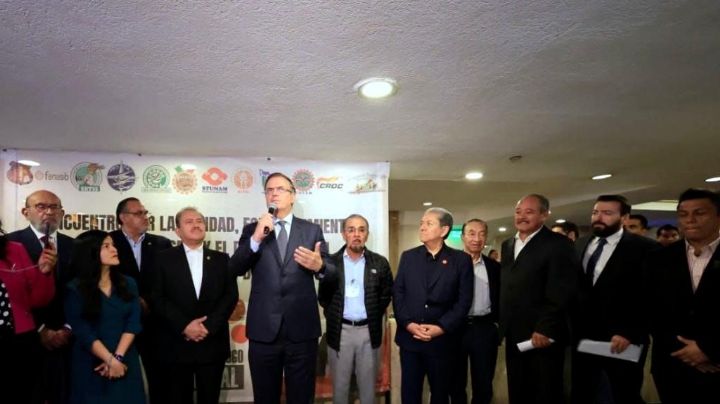 Marcelo Ebrard se arropa con líderes sindicales de la UNAM, Metro, IMSS y Telmex