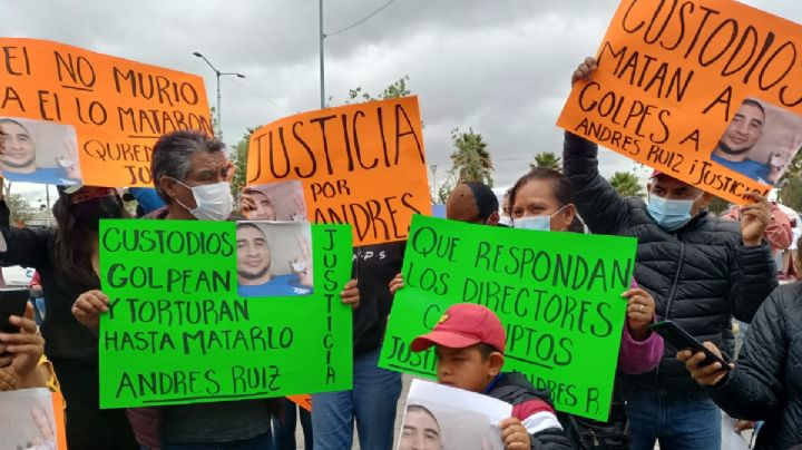 “Custodios matan a golpes a Andrés Ruiz”, acusan familiares afuera del Cereso de Pachuca