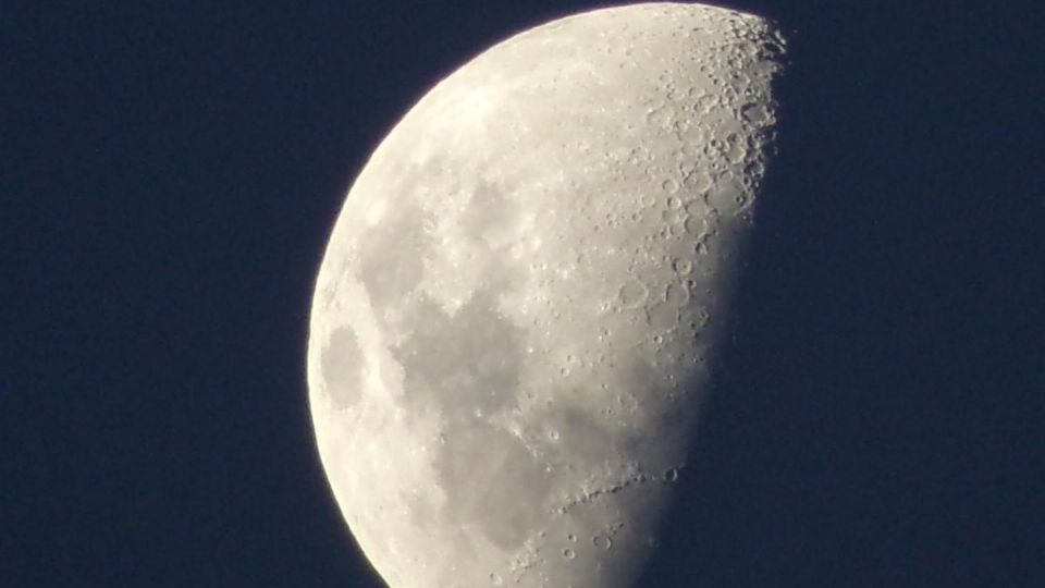 El jueves 24 de agosto marcará la aparición de la Luna cuarto creciente en los cielos de México