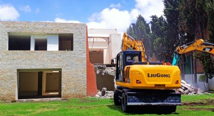 Un símbolo del privilegio: derrumban casa oficial de gobernador en Hidalgo