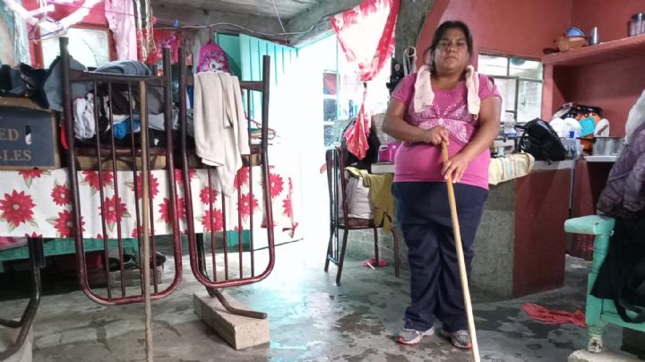 "Pasamos la madrugada sacando las aguas negras casa"; familia pierde todo por filtraciones