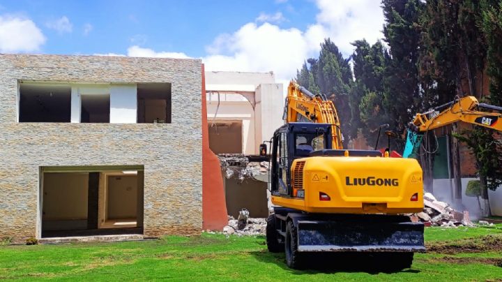 Un símbolo del privilegio: derrumban casa oficial de gobernador en Hidalgo