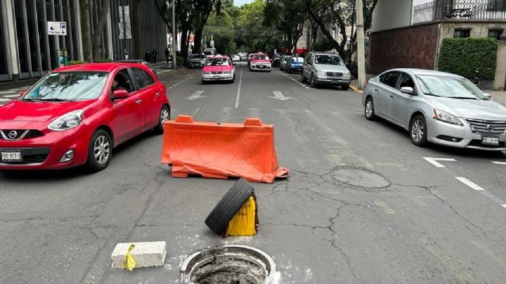 Coladera sin tapa sorprende a automovilistas en calles de la Cuauhtémoc