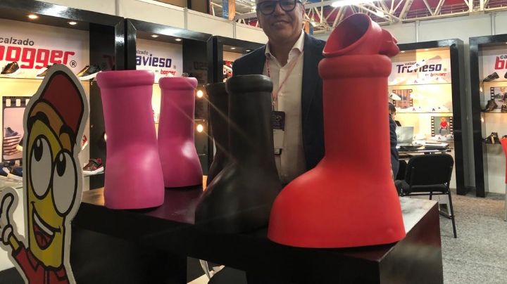 Las botas rojas de caricatura que ya llegaron a León y causan furor