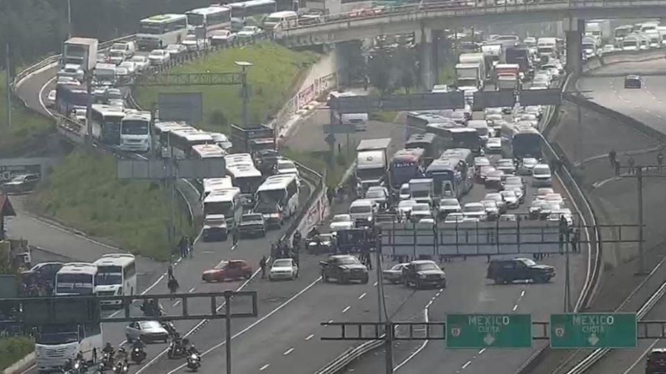 Ejidatarios bloquean la carretera México-Toluca por disputa con inmobiliarias