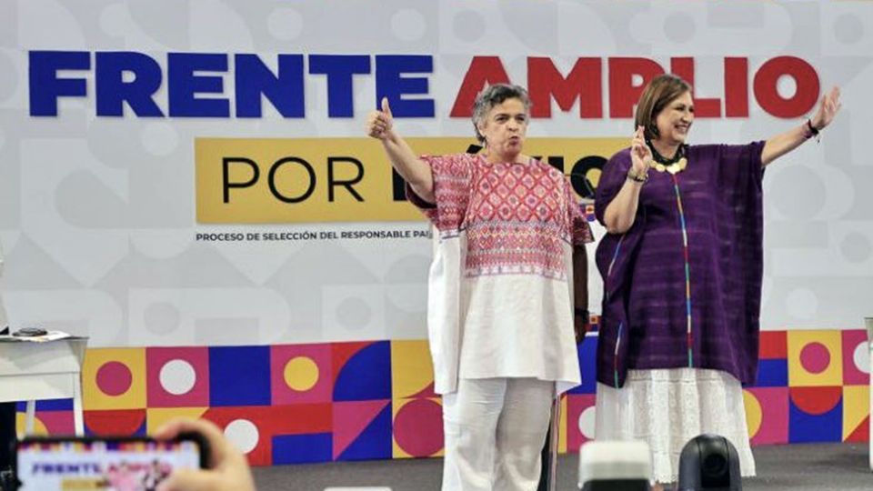 Beatriz Paredes y Xóchitl Gálvez, aspirantes a la candidatura del Frente Amplio por México para la presidencia de la república.