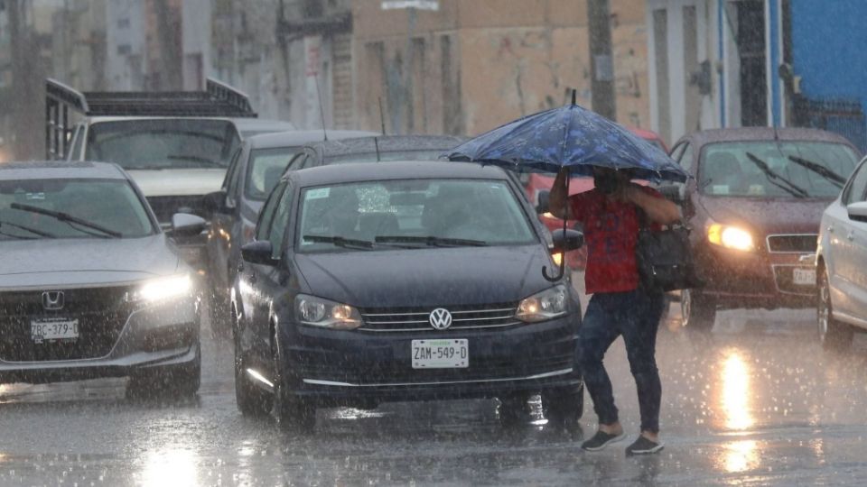 Se prevé que las lluvias de fuertes a intensas estén acompañadas de descargas eléctricas, rachas fuertes de viento y posible caída de granizo; podrían ocasionar encharcamientos, además del incremento en los niveles de ríos y arroyos