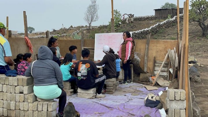 Edomex: niños van a Primaria Teconextlalli sin techo, con paredes de madera y sentados en ladrillos