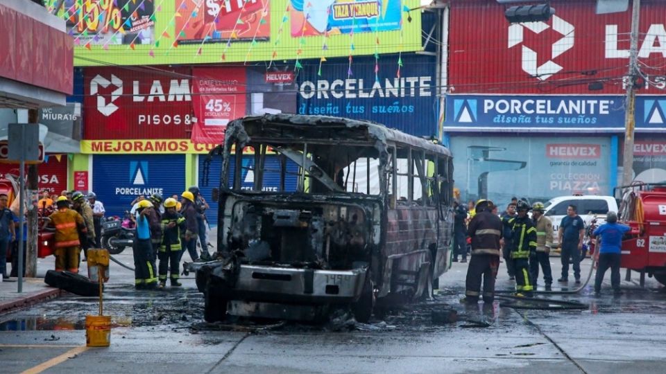 Las personas fueron aprehendidas tras el cateo a 5 domicilios en el poblado de San Isidro, zona del conflicto; fueron detenidos una mujer, un objetivo prioritario y dos hombres, quienes habrían participado en la quema de las unidades