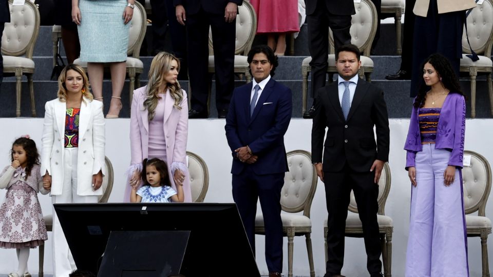 Nicolás Petro Burgos, hijo del presidente Gustavo Petro (3-i) junto a su exesposa Day Vásquez (2-i) en la ceremonia de investidura del presidente Gustavo Petro