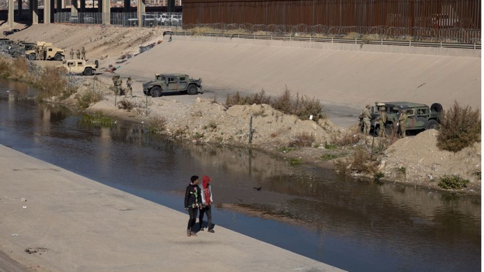 La agresión a balazos desde Estados Unidos a José García, de 37 años, originario de Veracruz, quien se encontraba en territorio mexicano, fue reportada al número de emergencia 911, confirmó la policía de Chihuahua