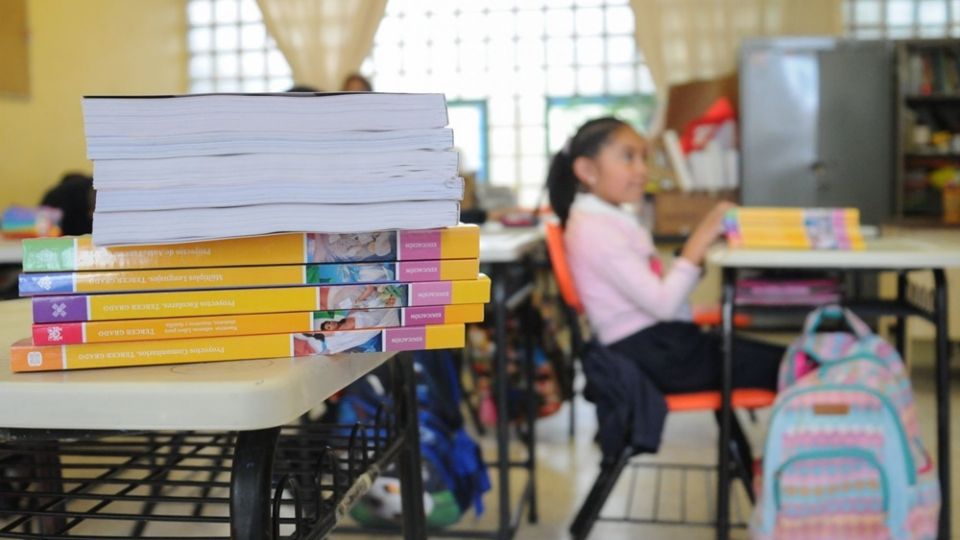 El gobernador Miguel Riquelme Solís informó que se tomó la decisión de reimprimir los libros de texto para el ciclo escolar 2023-2024