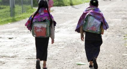 Con trueque de útiles y uniformes, familias enfrentan regreso a clases en Oaxaca
