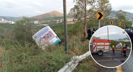 Se sale del camino y vuelca camión de transporte en Guanajuato