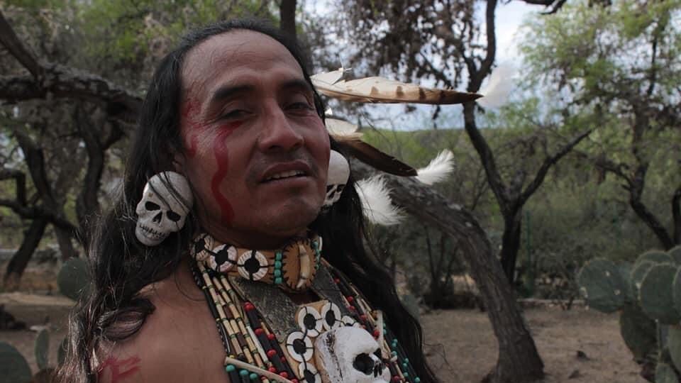 Venustiano García o Tanus viste con su atuendo de guerrero chichimeca