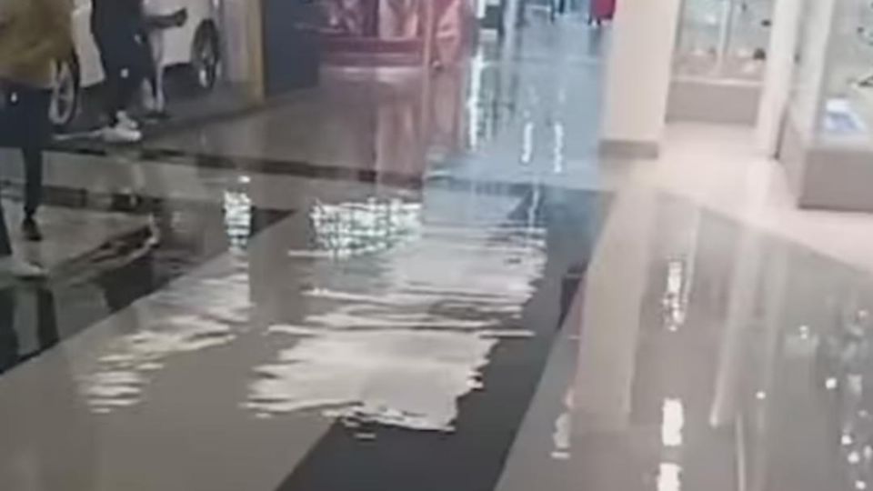 La lluvia torrencial  que cayó este viernes por la tarde provocó inundaciones en distintas partes de la ciudad, inundó Galerías Las Torres