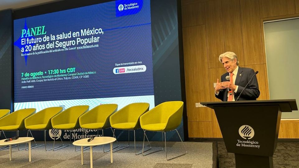 El doctor Julio Frenk en la presentación de trabajo de The Lancet