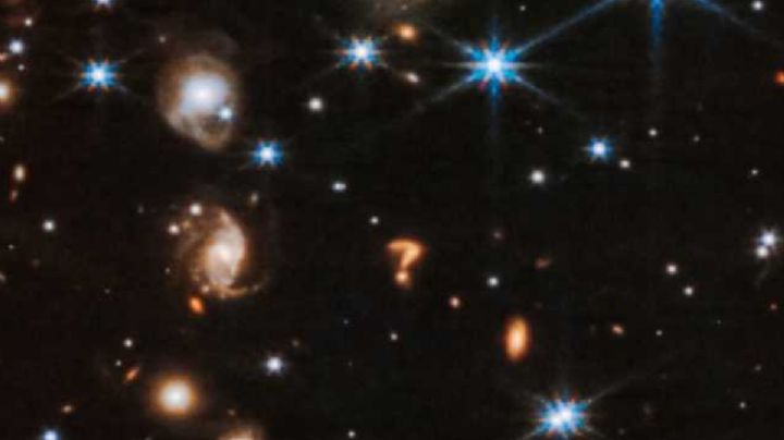 ¿Qué es el signo de interrogación que apareció en el Universo? Esta imagen captó el telescopio James Webb