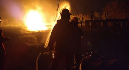 Explota ducto de tanque de gas y genera grande columna de humo