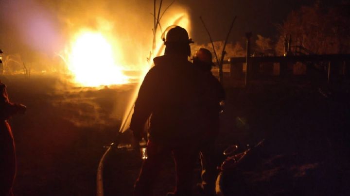 Explota ducto de tanque de gas y genera grande columna de humo