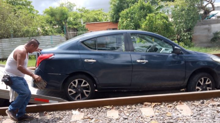 Conductor queda varado con su auto en vías del tren de Coatzacoalcos