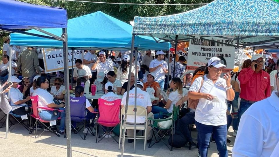 Desde temprana hora miles de maestros procedentes de todos los municipios del Estado arribaron a la plaza Juárez para instalarse en plantón; exigen la destitución del titular de Educación, entre otras demandas