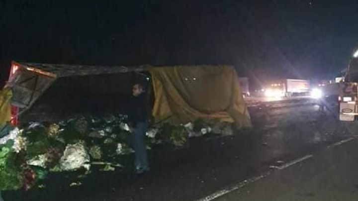 Dos tráilers volcados en la México-Querétaro pararon el tránsito por 4 horas