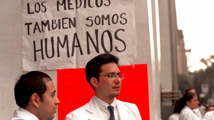 Médicos residentes, sin NOM que los proteja; entre el acoso laboral, frustración y deserción