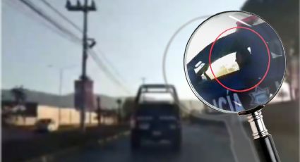 Captan probable patrulla de Pachuca dando cerrones a auto de mujer | VIDEO