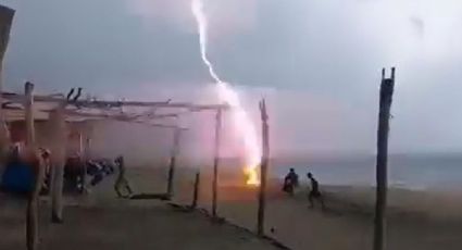 VIDEO | Rayo cae sobre 2 personas en playa de Michoacán; ambos mueren