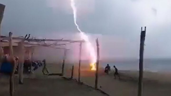 VIDEO | Rayo cae sobre 2 personas en playa de Michoacán; ambos mueren