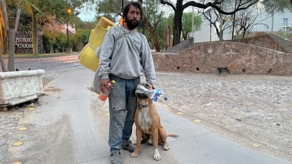 Kiko siempre está acompañado de su perro Klein.