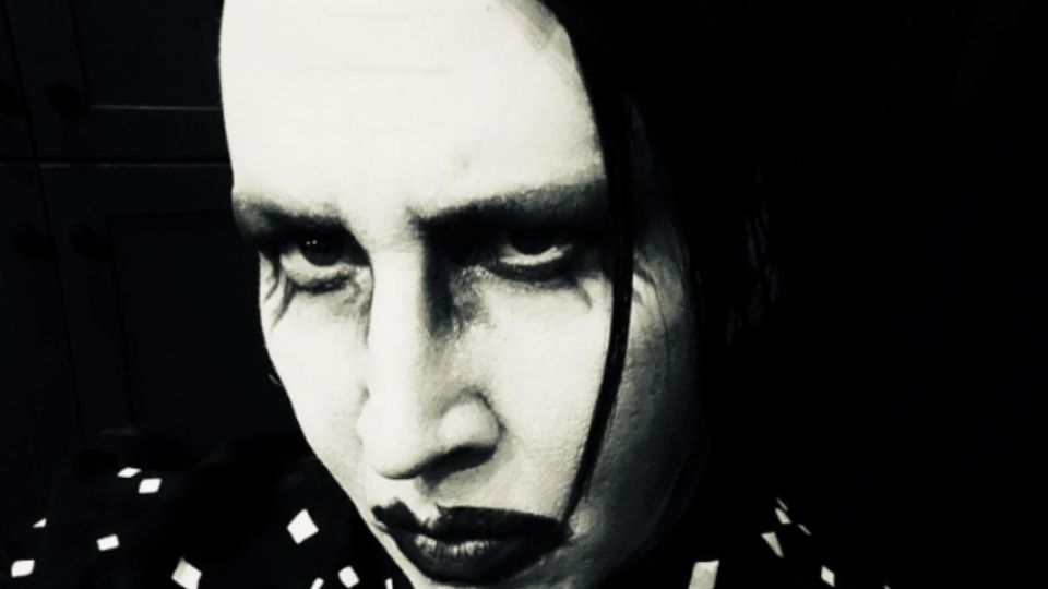 Marilyn Manson se saca los mocos.jpg