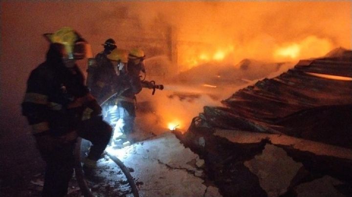 VIDEOS | Voraz incendio consume fábrica de sandalias en Jalisco; reportan pérdidas millonarias