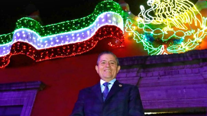 Coyoacán se ilumina con los colores patrios; alcalde enciende alumbrado