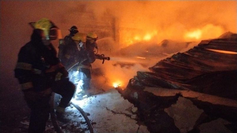 Voraz incendio consume fábrica de sandalias en Jalisco; reportan pérdidas millonarias