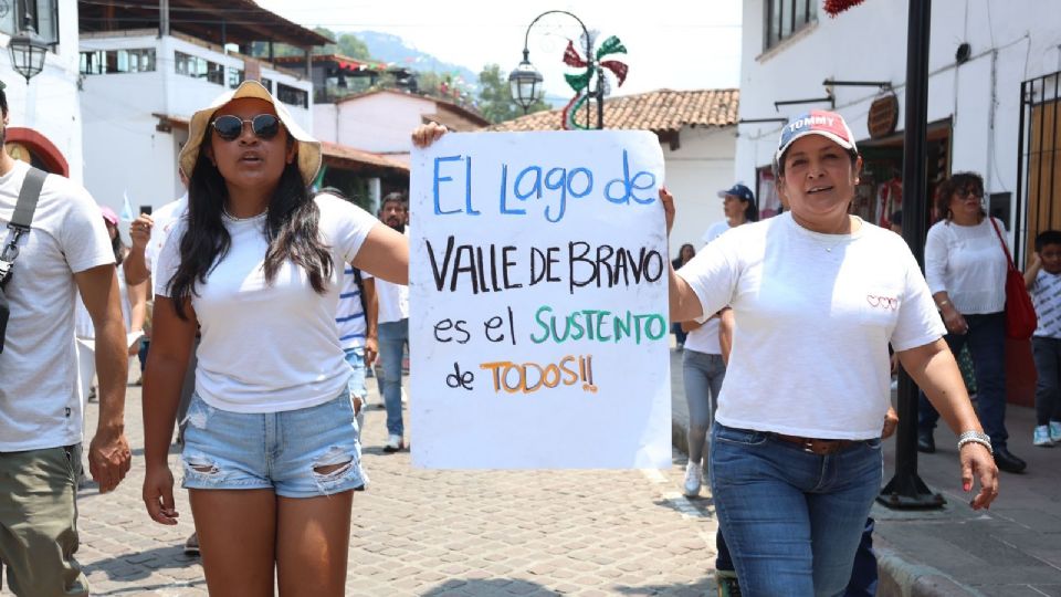 Con la intención de visibilizar la situación, que no sólo tiene un impacto económico sino ambiental, los habitantes de Valle de Bravo marcharon este sábado.