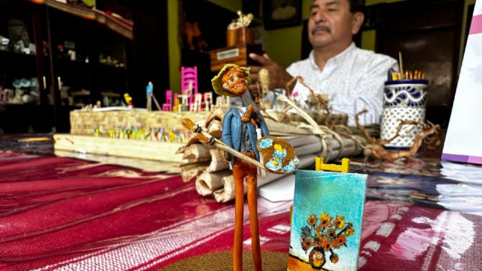 Esteban es de los pocos artesanos que se dedican a las miniaturas en el Estado de México