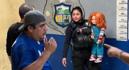 Detienen y esposan a “Chucky”, el muñeco diabólico; su dueño lo usaba para asaltar