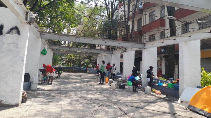 “Pedimos que no nos maltraten”, migrantes regresan a Plaza Giordano Bruno