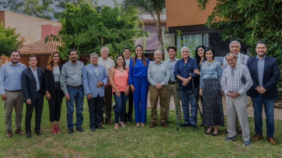 La foto de recuerdo de la reunión de Libia Dennise con dirigentes priistas.