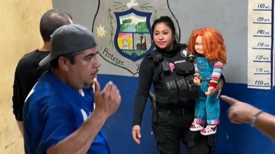 “Les ponía el muñeco en la cara y estaba asustando a las personas, es una falta, por este motivo fue arrestado”, dijo un mando policiaco; el sujeto y “Chucky” cumplieron con sus horas de arresto y fueron liberados