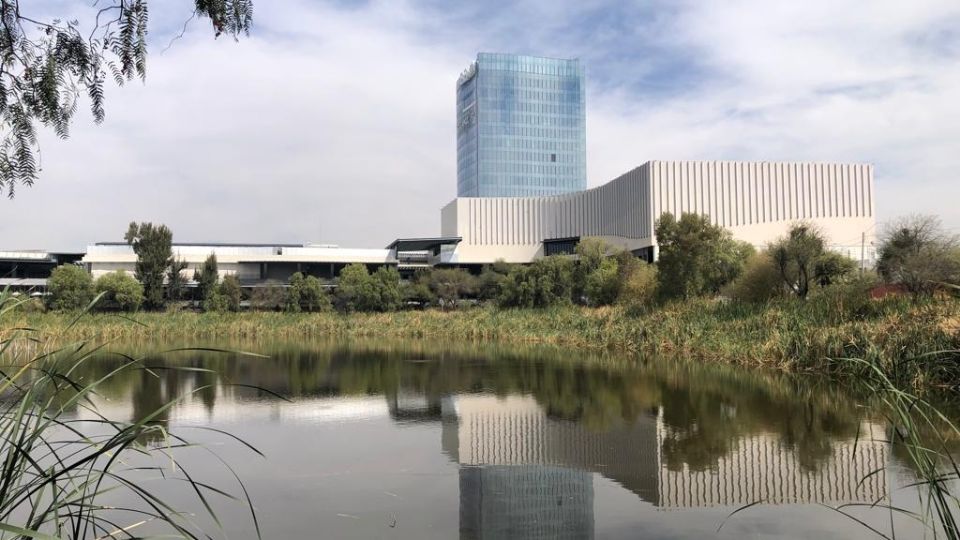 Vista del complejo comercial City Center desde el humedal del Parque de los Cárcamos