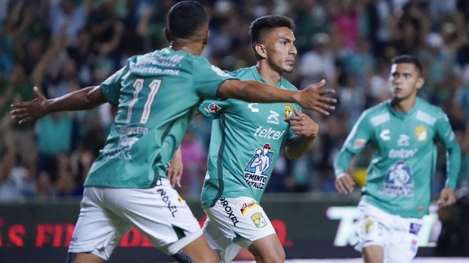 Ángel Mena celebró el gol con sus compañeros, lo que le dio una victoria importante al once esmeralda