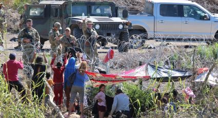 Agentes de EU retienen a migrantes a la intemperie cerca del río Bravo