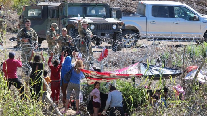 Agentes de EU retienen a migrantes a la intemperie cerca del río Bravo