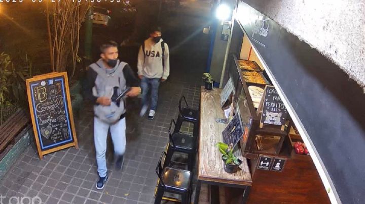 VIDEO: Apunta de pistola dos hombres roban cafería en la Condesa