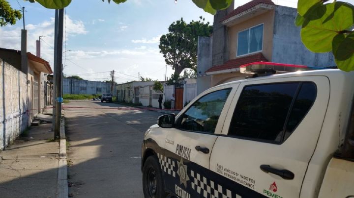 Hallan cuerpo de hombre en baldío de Coatza; habría sido asesinado a golpes