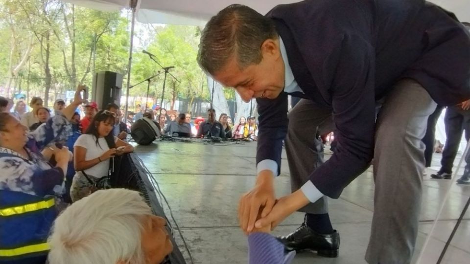 Este fin de semana, la alcaldía organizó diversos eventos culturales, de salud y atención para las personas de la tercera edad; “Nosotros teníamos la obligación de hacer trabajo para las y los abuelitos. Hemos repartido más de siete mil sillas, andaderas y bastones para los abuelitos”, destaca el alcalde