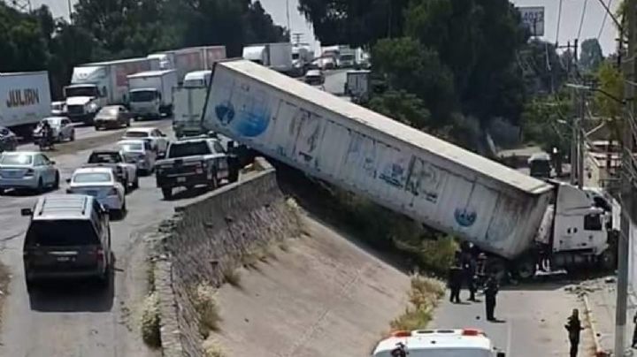 Tráiler se impacta contra barda perimetral de una escuela en Tlalnepantla